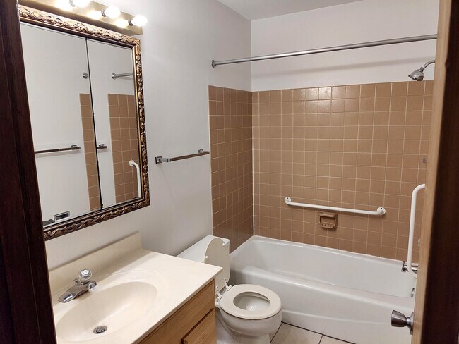Building Photo - 2022 Adderbury Ln