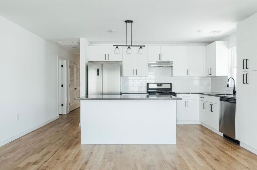 Building Photo - 716 Seaport Dr