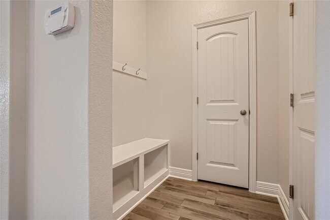 Building Photo - 213 Blue Waterleaf Ln