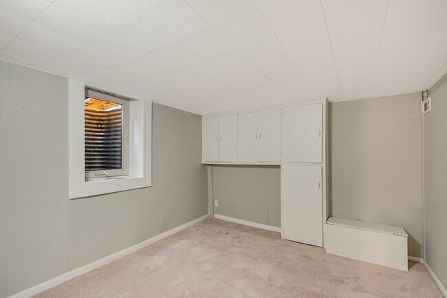 Building Photo - Large 5 Bed | 2 Bath House W/ Fenced Yard ...