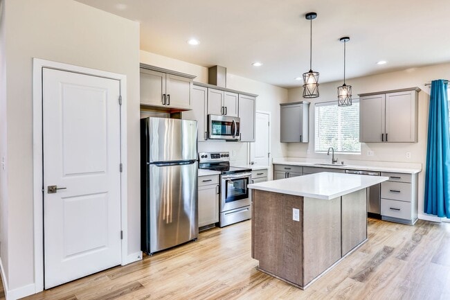 Building Photo - Newer Duplex Bremerton