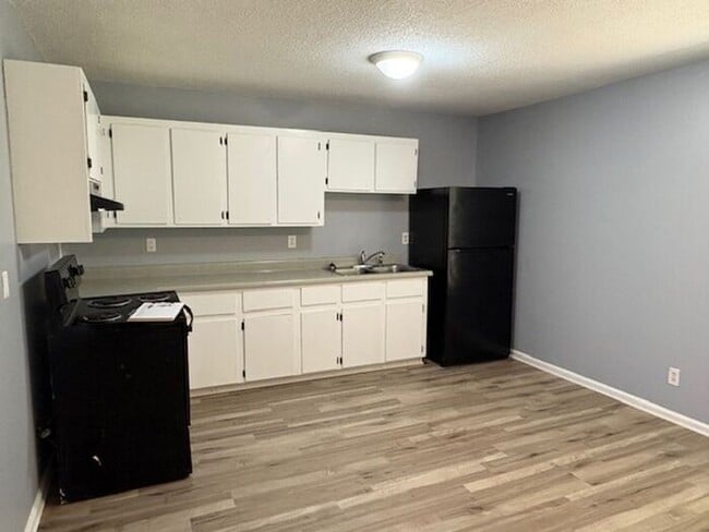 Building Photo - Recently Updated 3 Bedroom 1 Bath Home in ...