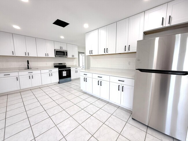 Building Photo - 210 W 23rd St