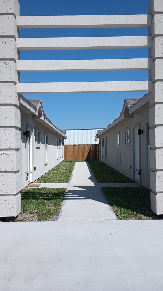 Building Photo - 807 E Starr St