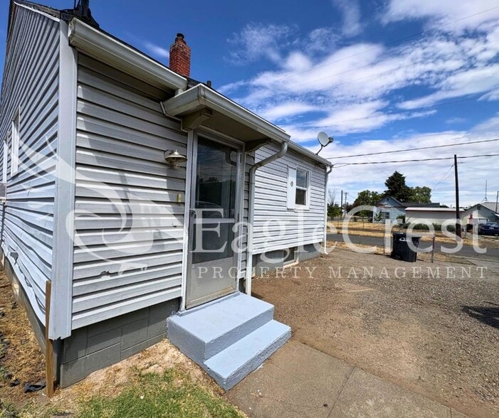 Building Photo - Charming 2-Bedroom Home with Modern Finishes & Open Yard
