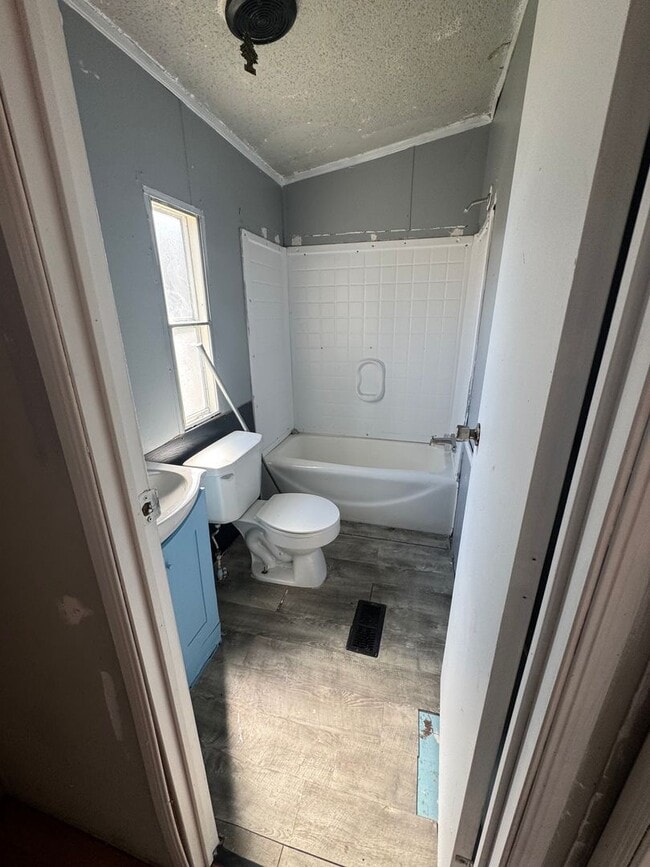 Building Photo - Country living with spacious front and backyard - 3 beds/ 2bath available now