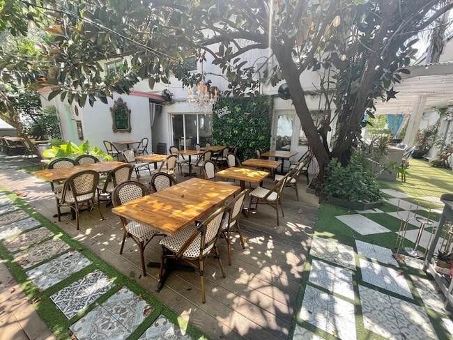 Building Photo - 3000 Riomar St