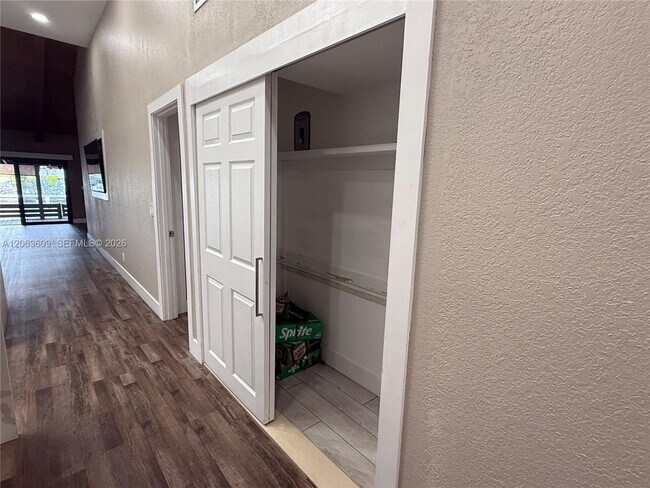 Building Photo - 2645 Parkview Dr S
