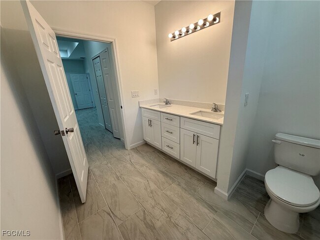 Building Photo - 106 Moore Ave