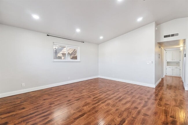 Building Photo - 4824 Elmview Dr