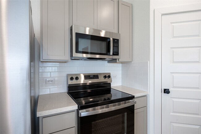 Building Photo - 2031 Longmire Villas Ct