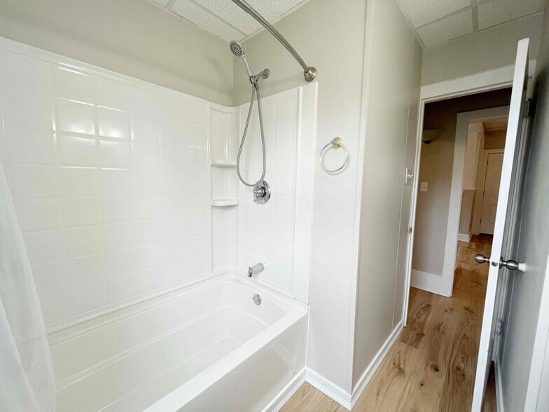 Building Photo - 142 Church St