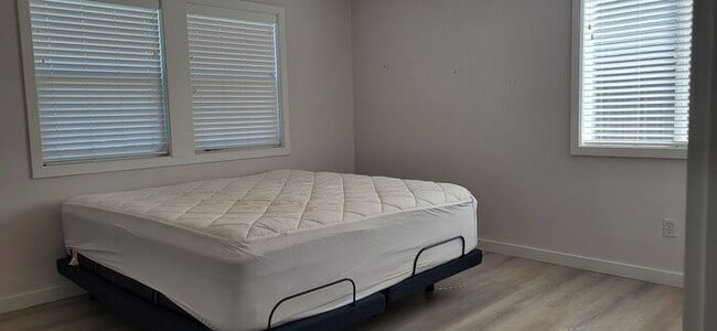 Building Photo - Fantastic 2 Bed-1 Bath Rambler in Universi...