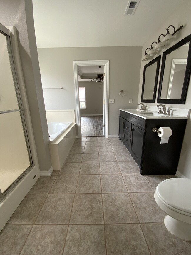 Master Bathroom - 3903 SW Moline Ave