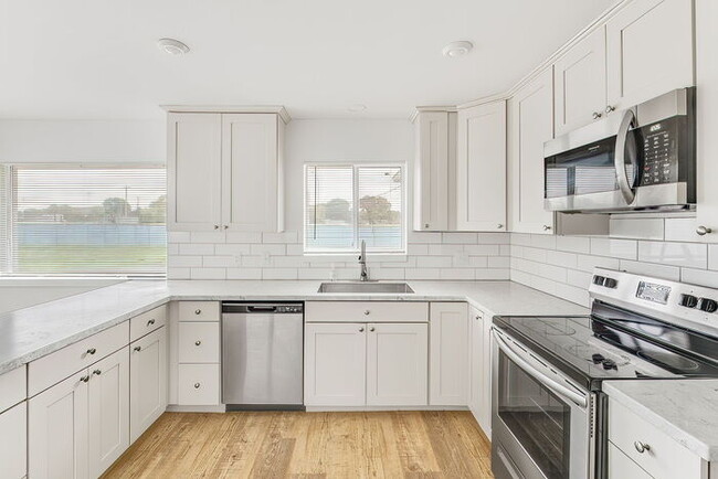 Building Photo - 2030 Ocean Beach Pl