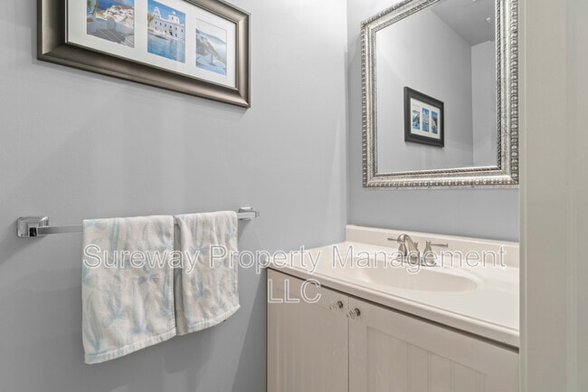 Building Photo - 221 Lookout Pl