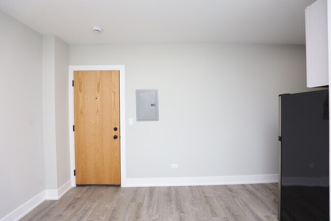 Building Photo - 508 W Belmont Ave
