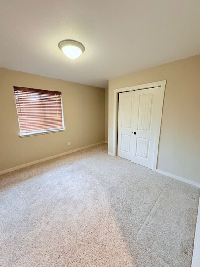 Building Photo - Stunning 3-Bedroom, 2-Bath Home with Lake Views!