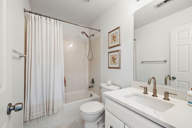 Building Photo - Beautiful Townhome in Ballymeade