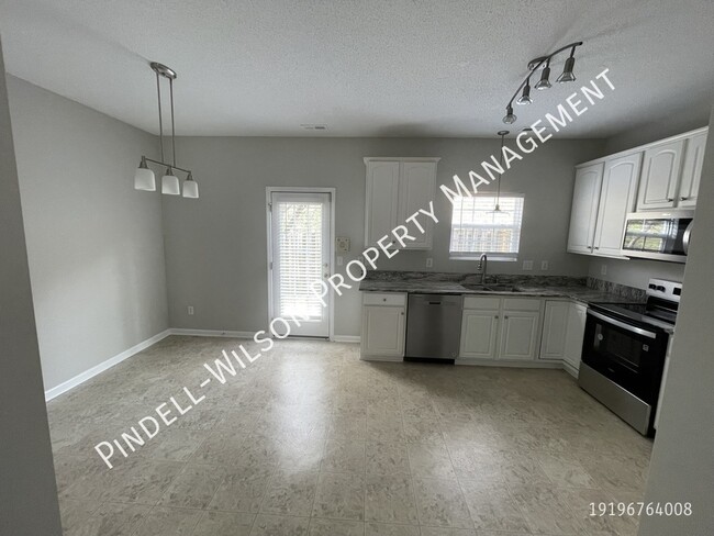 Building Photo - 3 Bed, 2.5 Bath, New Appliances, End Unit ...