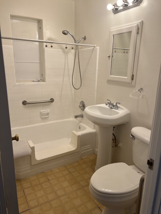 Building Photo - 2718 E 18th St