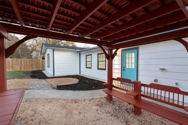Building Photo - 636 Southeast Terrace
