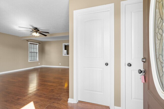 Building Photo - New Move In Incentive Added- Large, Nice home close to Fort Campbell and Shopping