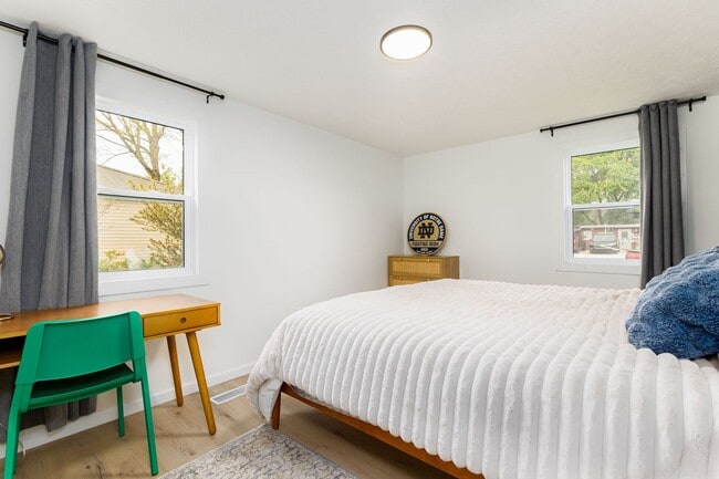 Building Photo - 834 Woodcliff Dr