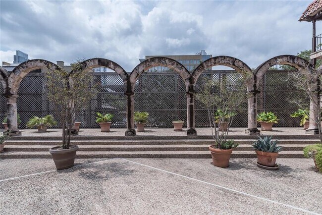 Building Photo - 505 W 7th St