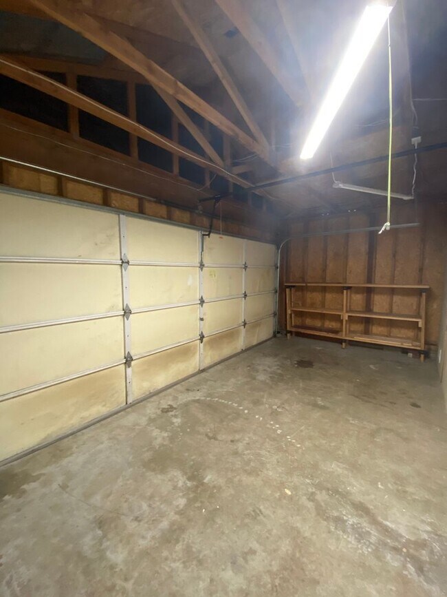 Building Photo - Charming 3 bed + bonus, 2 bath rambler - M...