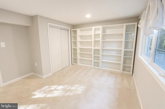 Building Photo - 9000 Marcellas Dr