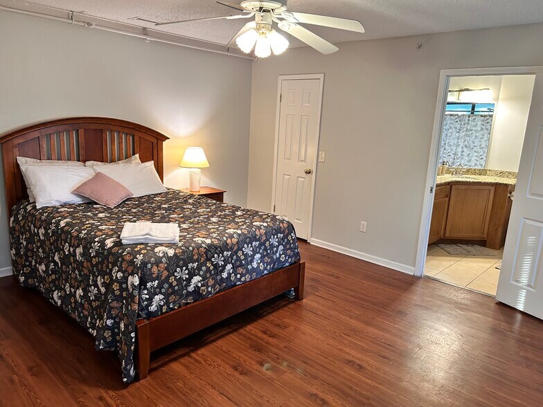 Building Photo - 4294 Tanglewilde Dr S