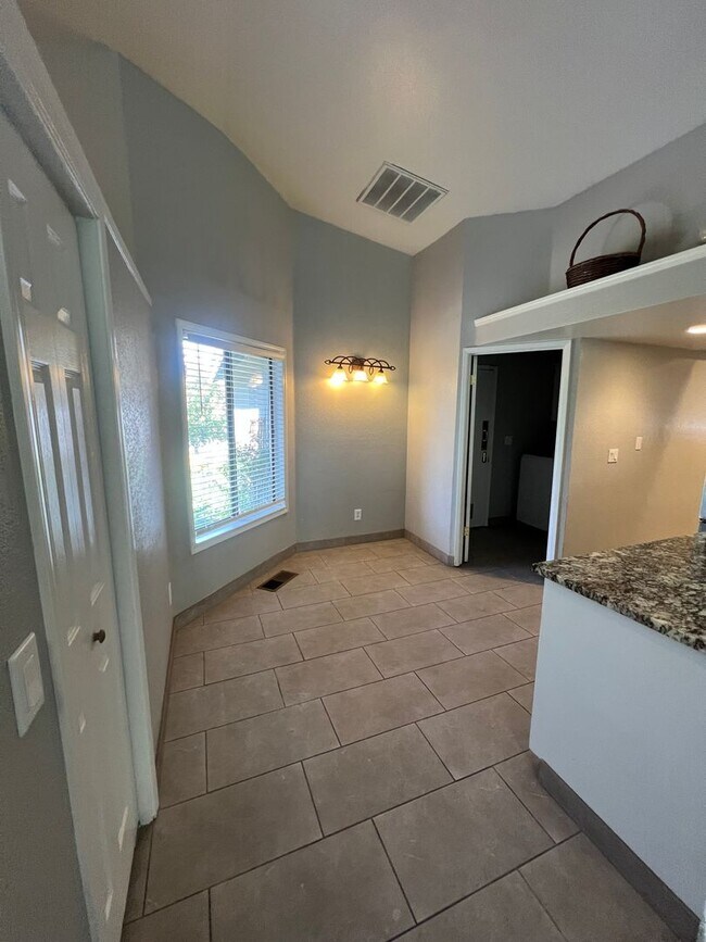 Building Photo - 3 bedroom, 2 bathroom, 1447 Sq Ft