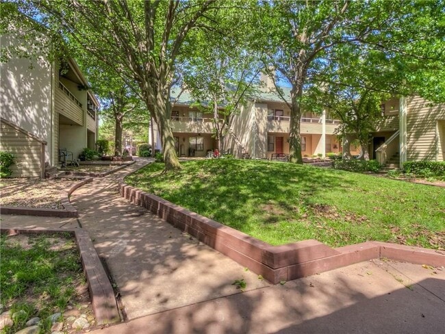 Building Photo - 11140 N Stratford Dr