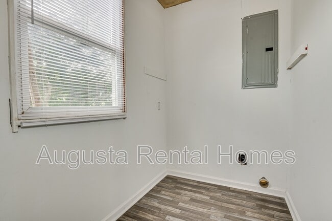 Building Photo - 323 Pineview Dr