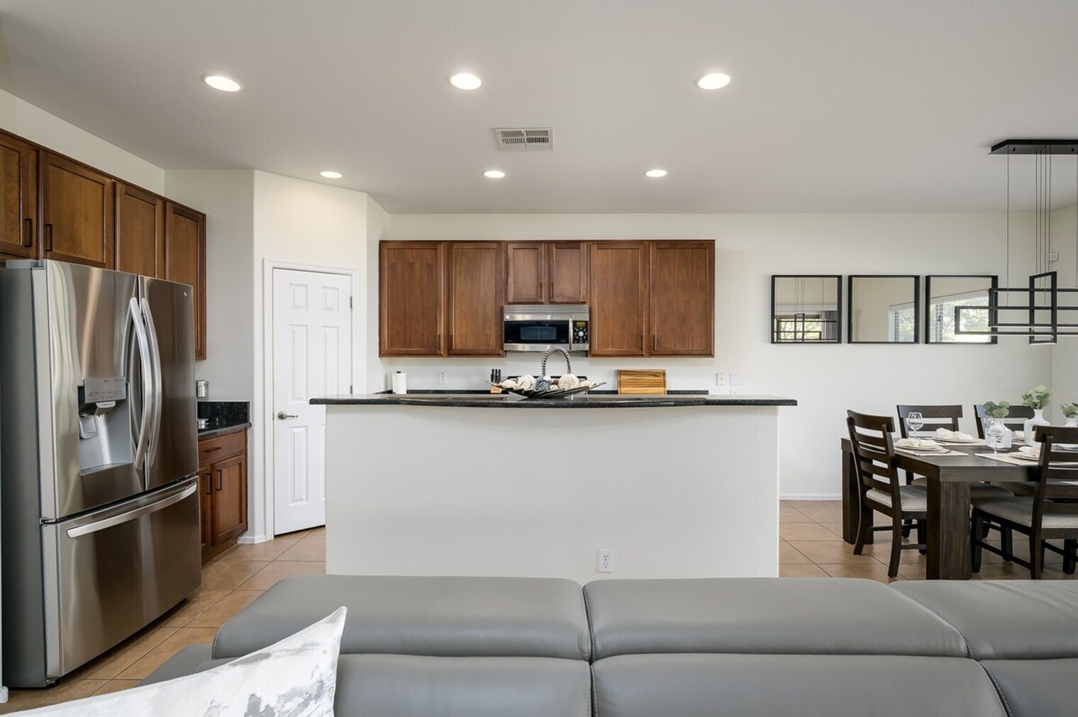 Building Photo - 5536 W Andrea Dr