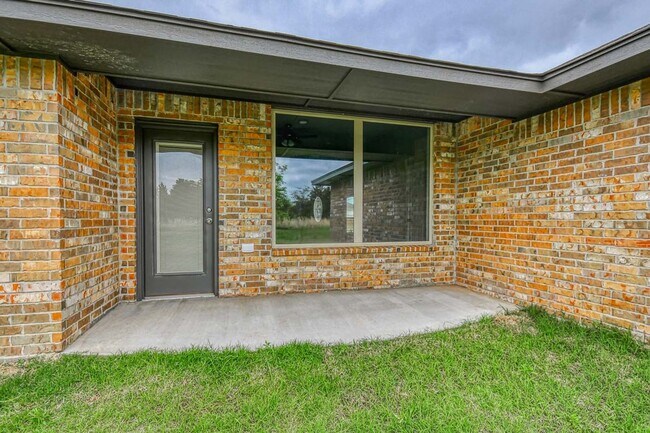 Building Photo - 1016 E Jackrabbit Ln