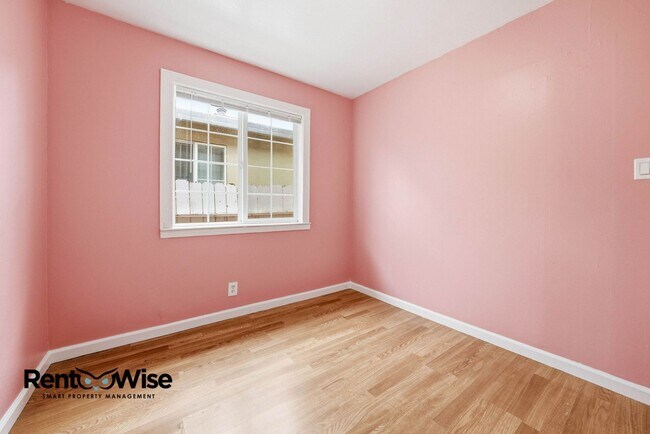 Building Photo - 657 Hurlingame Ave