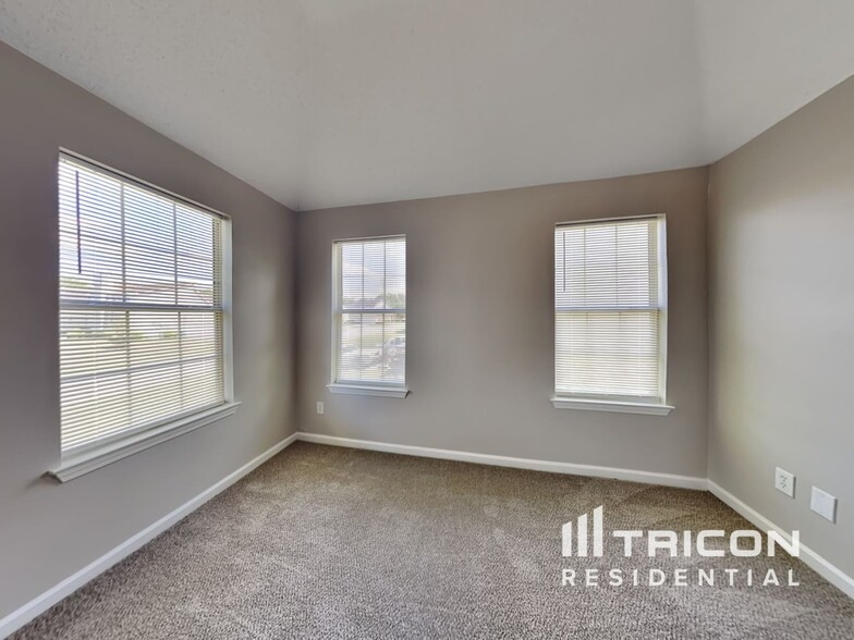 Building Photo - 3885 Riverview Bend