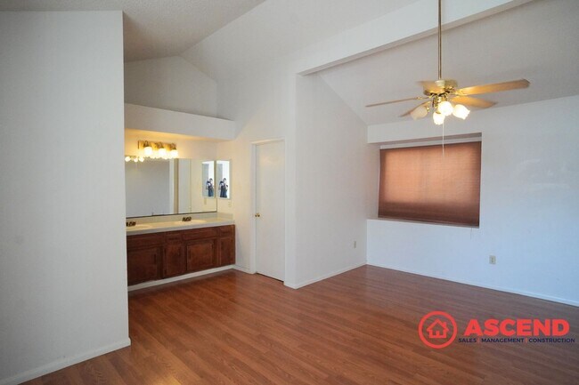 Building Photo - Splendid Home In East Bakersfield!