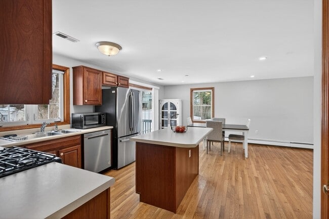 Building Photo - 23 Cady St