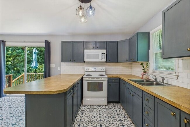 Building Photo - Charming Ranch Home with Bonus Studio & Ou...