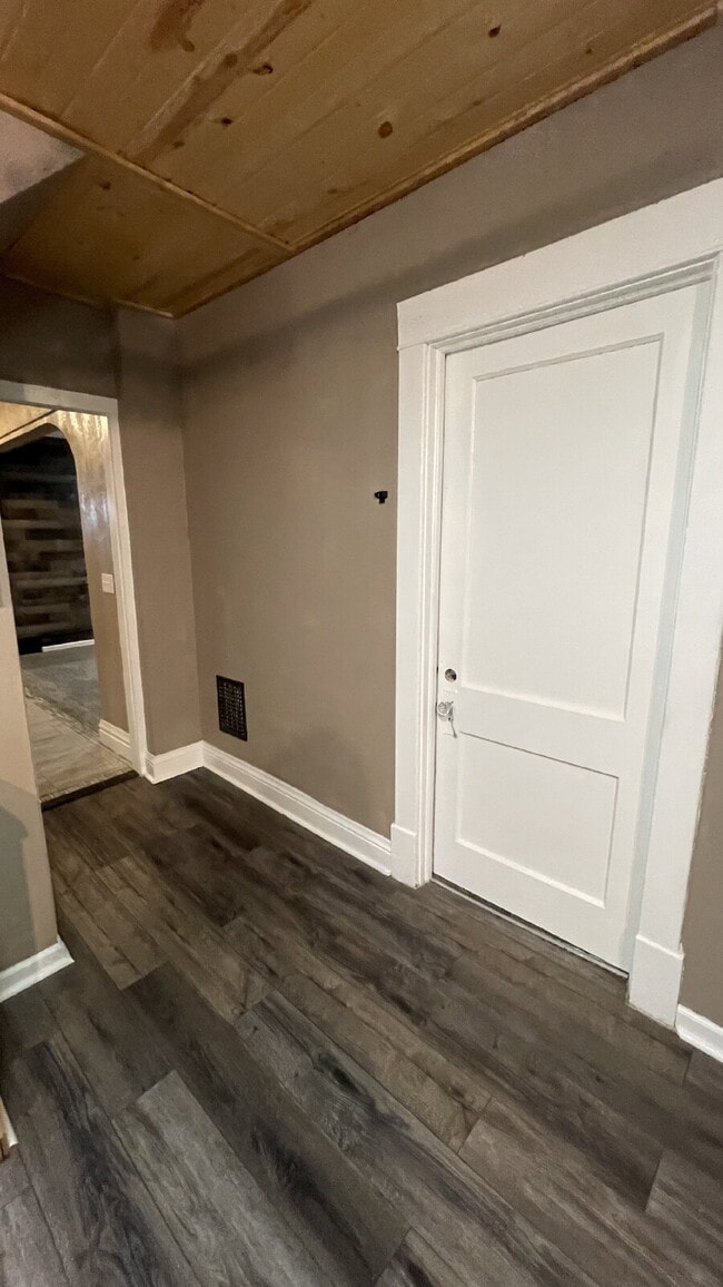 Building Photo - Cozy, Updated 1-Bed Apartment Near Downtown Sharon with In-Unit Laundry!