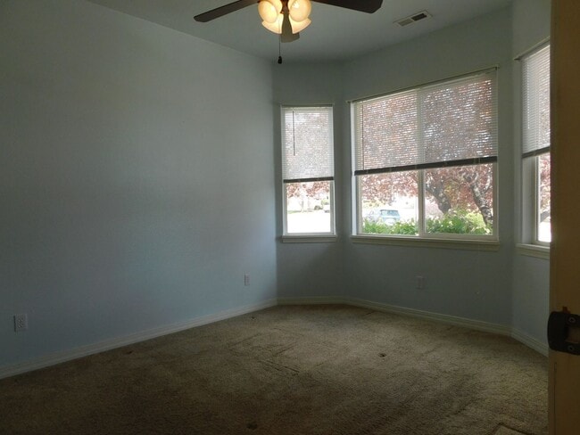 Building Photo - Quiet Neighborhood!