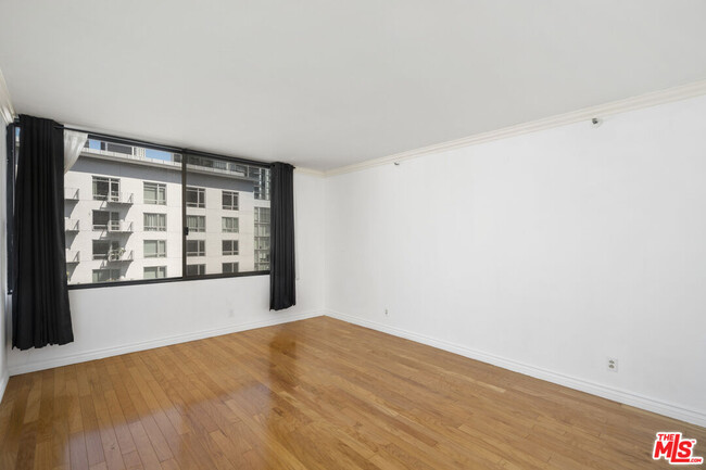 Building Photo - 600 W 9th St