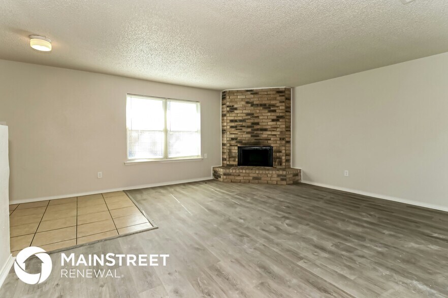 Building Photo - 3904 Royal Crest Dr