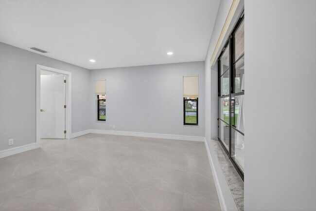 Building Photo - 10924 Roebelini Palm Ct