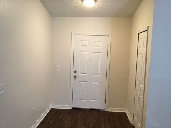 Building Photo - 914 Stallion Way