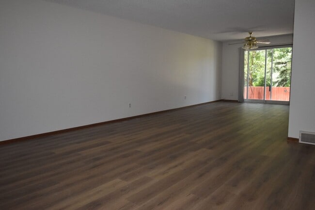 Building Photo - GREAT 3 BEDROOM/2 BATHROOM TOWNHOME WITH NEW PAINT & FLOORING. AVAILABLE 5/23.