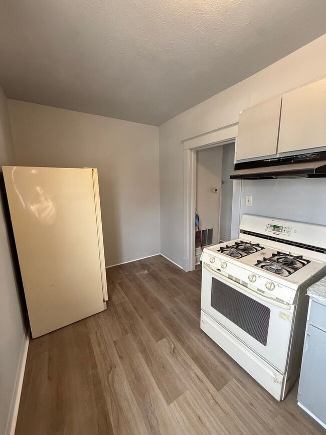 Building Photo - 415 George St